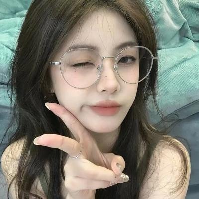 随盲柳入眠的女人